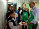 Обама отметил день Мартина Лютера Кинга, приготовив обед для неимущих