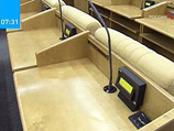 В 2011 году должен почти полностью прекратиться бумажный документооборот - депутаты будут сидеть в зале заседаний перед сенсорными мониторами