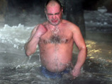 Массовое купание около 200 человек в подмосковной Рузе в крещенскую ночь при тридцатиградусном морозе вошло во всемирную Книгу рекордов Гиннеса