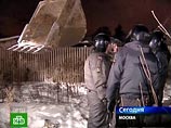 Жителей "Речника", дежуривших на въезде в поселок, арестовал ОМОН Жителей "Речника", дежуривших на въезде в поселок, арестовал ОМОН