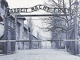 Украденная металлическая пластина с надписью Arbeit macht frei ("Труд освобождает") в бывшем гитлеровском концлагере "Аушвиц-Биркенау" возвращена в четверг в музей Освенцима Украденная металлическая пластина с надписью Arbeit macht frei ("Труд освобождает") в бывшем гитлеровском концлагере "Аушвиц-Биркенау" возвращена в четверг в музей Освенцима