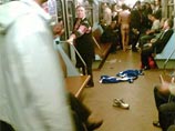 По словам очевидцев, голые мужчины бегали по вагону, танцевали и снимали друг друга на камеру мобильного телефона