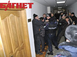 В половине шестого утра на комбинат "Украина" ворвались около ста человек, они выбили дверь в вестибюле, избили охранников, был применен слезоточивый газ, использованы огнетушители
