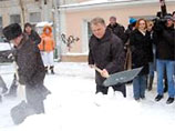 Саратовские чиновники очищают улицы от снега и некоторых журналистов