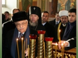 Махмуд Аббас помолился в мечети и поставил свечку в церкви