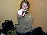 Пистолет Додонова "ходил по рукам" посторонних лиц и использовался как своеобразный "реквизит" для фотосессий в стиле "милитари" (на фото 19-летняя супруга Андрея Додонова Мария)