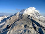 На Камчатке вулкан Шивелуч выбросил пепел на высоту 5 км