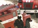 Сотрудники ДПС просят пожарных не смывать разлившееся горючее с дороги водой, чтобы на проезжей части не образовалась ледяная корка