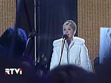 Сама Тимошенко накануне вечером провела коллективную молитву за Украину с участием представителей разных конфессий на Софиевской площади под окнами своего избирательного штаба в отеле Hayatt