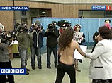 В Киеве феминистки разделись на участке и призвали: "Хватит насиловать страну"