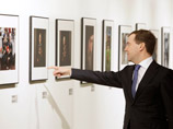 Медведев посетил фотовыставку на "Винзаводе" и обещал воспитанникам интерната подарить фотоаппараты