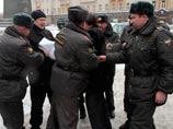 Московские милиционеры во вторник пресекли попытку партии "Яблоко" провести несанкционированный пикет у здания мэрии в поддержку жителей столичного поселка Речник