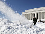 Мэр Вашингтона Адриан Фенти запросил у федерального правительства финансовую помощь для ликвидации последствий сильнейших снегопадов, обрушившихся на американскую столицу