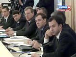Медведев пообещал "разобраться" с нелегальными НПЗ