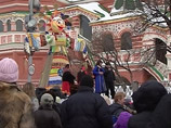 В Москве проводят зиму карнавальным шествием
