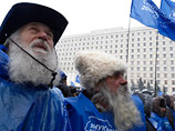 Площадь перед зданием ЦИК полностью заполнена митингующими, передает корреспондент агентства "Интерфакс". Многие из них держат в руках синие флаги с надписью "Янукович - наш президент-2010". Со сцены звучит музыка