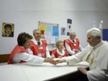Бенедикт XVI посетил центр для бедных и бездомных, оборудованном при центральном римском вокзале "Термини"