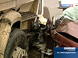 В Москве столкнулись грузовик и легковой автомобиль: двое погибших, двое раненых В Москве столкнулись грузовик и легковой автомобиль: двое погибших, двое раненых