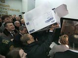 Юлия Тимошенко с боем пронесла в суд 8 томов жалоб, а вслед за ней притащили две коробки Юлия Тимошенко с боем пронесла в суд 8 томов жалоб, а вслед за ней притащили две коробки