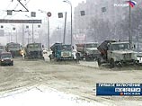 Москву завалило снегом. Чистить улицы выехало 12 тысяч единиц техники