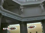 Ранее острую дискуссию в обществе вызвало появление после реконструкции в вестибюле метро "Курская" в Москве строчек из старого советского гимна, восхваляющих Сталина
