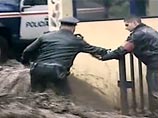 Число погибших от наводнения на Мадейре растет - 40 жертв Число погибших от наводнения на Мадейре растет - 40 жертв