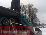 В Киеве обрушился памятник основателям города - из четырех их осталось двое (ФОТО)