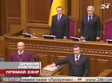 Янукович присягнул украинскому народу, положив правую руку на Конституцию Украины и Евангелие