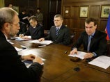 Медведев сказал, что сегодняшнее совещание специально собрал в необычном формате - с участием бизнесменов, руководителей правоохранительных структур и контрольных подразделений администрации