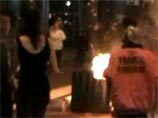 Одновременно остальные демонстранты двинулись маршем по Телеграф-авеню, где разбили стеклянные двери ресторана быстрого питания "Сабуэй" и начали поджигать мусорные баки