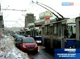 В течение шести часов 35 троллейбусов, обслуживающие маршруты "Б" и 10 на Садовом кольце, не могли объехать припаркованные в несколько рядов под контактной сетью автомобили, чем спровоцировали гигантскую пробку
