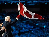 Канадцы начали церемонию с насмешки над собой - клоун, одетый в костюм рабочего, все-таки сумел поднять четвертую колонну олимпийского костра, которая из-за технических неполадок не была поднята на церемонии открытия