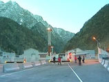 Российско-грузинскую границу через открывшийся  в понедельник погранично-таможенный пункт пропуска "Верхний Ларс" пересекли первые желающие