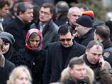Больше тысячи людей пришли на Троекуровское кладбище проститься с Галкиным