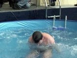Выйдя из парилки, они сразу прыгнули в бассейн, наполненный кипятком, в результате чего оба испытали шок