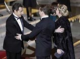 Николя Саркози и его супруга Карла Бруни-Саркози, одетая в длинное темно-зеленое вечернее платье, встречали российского президента и его супругу Светлану Медведеву на ковровой дорожке у ступеней Елисейского Дворца