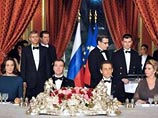 Медведев и Саркози в Елисейском дворце выпили за "возрождение великого народа России"