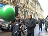 У здания ЦИК в Москве задержали активистов "Яблока", призывавших Чурова побриться из-за нечестных выборов