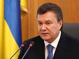 Янукович приостановил свое членство в Партии регионов и передал руководство Азарову