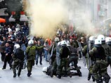 
Греческий спецназ отогнал бунтовщиков от парламента, ранены профсоюзный лидер и 87-летний герой-антифашист