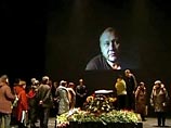 Гражданская панихида началась в 11:00 и продлится до 13:00 мск. Затем актер, трагически погибший в автокатастрофе, будет похоронен на Троекуровском кладбище