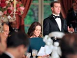 Британская пресса не упустила "золотой" возможности, предоставленной Карлой Бруни: на официальном ужине с российским президентом и его супругой она появилась в великолепном голубом платье