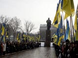 Президент Украины Виктор Янукович возложил цветы к памятнику Великому Кобзарю в Киеве, 9 марта 2010 года