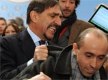 Министр обороны Италии напал на журналиста, который приставал к Берлускони