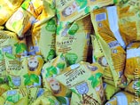 В погоне за более выгодным товаром белорусские коммерсанты вывалили прямо на улицу тысячи пакетов свежего молока