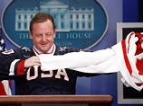 Пресс-секретарь Обамы, проиграв спор, провел брифинг в канадском хоккейном свитере