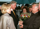 Виктор и Валентина Черномырдины встречают чету Клинтонов во время визита в Москву в 1998 году