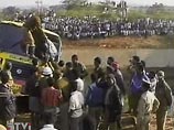 В Индии рухнул с моста автобус с преподавателями и студентами: 26 человек погибли, 34 пострадали