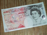 Банк Англии отмечает полувековой юбилей первого появления на британских банкнотах портретов королевы