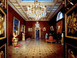 Британские специалисты также призывают туристов обратить внимание на Юсуповский дворец, сообщая, что его владелец, князь Феликс Юсупов, обычно посещал театр в женском платье